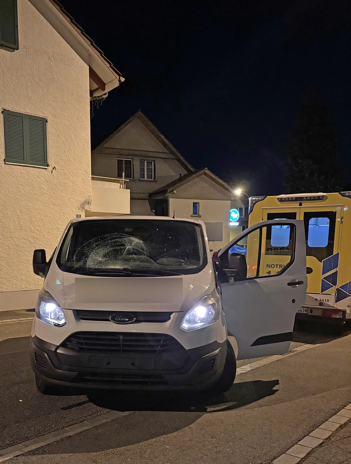 Der Velofahrer wurde beim Zusammenstoss mit diesem Lieferwagen mittelschwer verletzt. Man sieht ein Bild eines Unfalls.